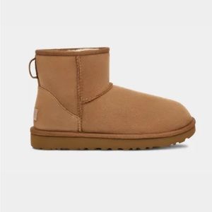 UGG Classic Mini II Boot Size 9 only worn a couple of times. Just too big for me